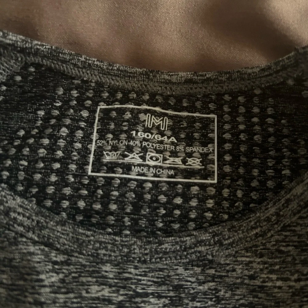 Compression crop tee - Picture 3 of 3